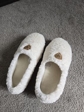Womens Ariat Plush Cream Sherpa Slip-On Women's Slippers